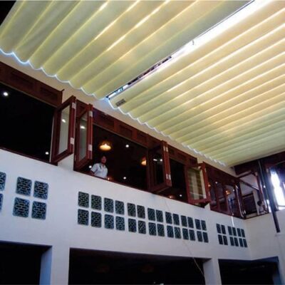 Bạt che nắng dạng xếp che trường học màu trắng