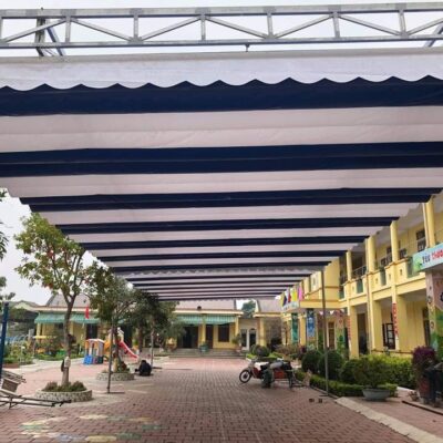 Mái xếp dạng sóng che khu vực bể bơi